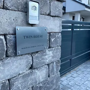 Twin House شقة Gyál
